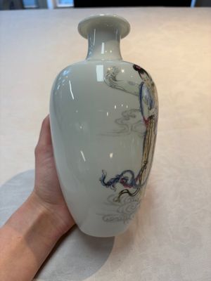 A pair of Chinese famille rose vases with two goddesses, Xi Ping Cao Lu 希平草廬 mark, Republic — 照片 5