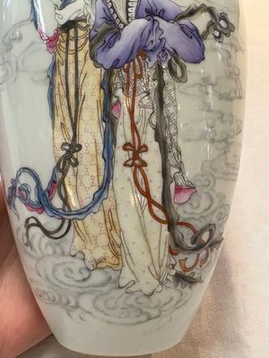 A pair of Chinese famille rose vases with two goddesses, Xi Ping Cao Lu 希平草廬 mark, Republic — 照片 10