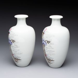 A pair of Chinese famille rose vases with two goddesses, Xi Ping Cao Lu 希平草廬 mark, Republic — 照片 2