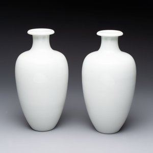 A pair of Chinese famille rose vases with two goddesses, Xi Ping Cao Lu 希平草廬 mark, Republic — 照片 3