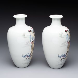 A pair of Chinese famille rose vases with two goddesses, Xi Ping Cao Lu 希平草廬 mark, Republic — 照片 4