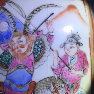 A pair of Chinese famille rose vases with warriors on horseback, 19th C. — photo 17