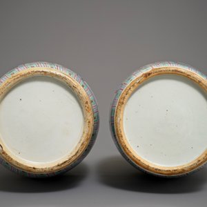 A pair of Chinese famille rose vases with warriors on horseback, 19th C. — photo 6