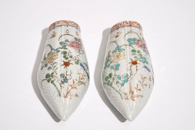 A pair of Chinese famille rose wall pocket vases, 18/19th C.
