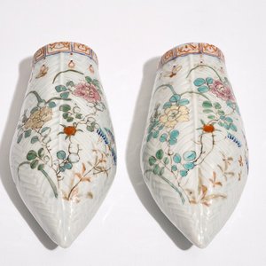 A pair of Chinese famille rose wall pocket vases, 18/19th C. — photo 1