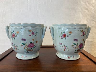 A pair of Chinese famille rose wine coolers, Qianlong — 照片 1