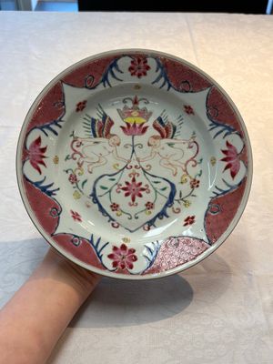 A pair of Chinese famille rose 'winged putti' plates, Yongzheng/Qianlong — foto 1