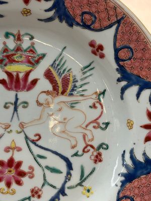 A pair of Chinese famille rose 'winged putti' plates, Yongzheng/Qianlong — foto 11