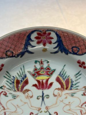 A pair of Chinese famille rose 'winged putti' plates, Yongzheng/Qianlong — foto 12