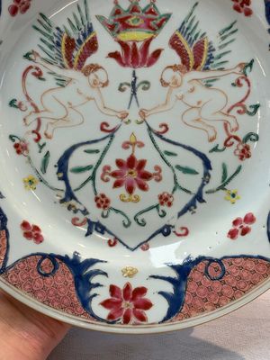 A pair of Chinese famille rose 'winged putti' plates, Yongzheng/Qianlong — foto 13
