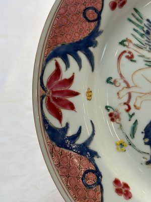 A pair of Chinese famille rose 'winged putti' plates, Yongzheng/Qianlong — foto 14