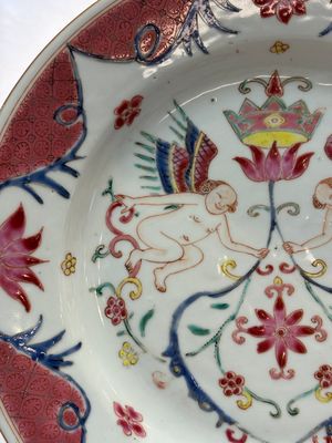 A pair of Chinese famille rose 'winged putti' plates, Yongzheng/Qianlong — foto 2