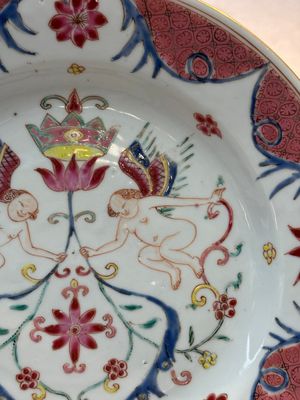 A pair of Chinese famille rose 'winged putti' plates, Yongzheng/Qianlong — foto 3