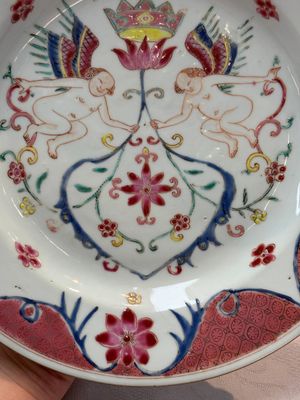 A pair of Chinese famille rose 'winged putti' plates, Yongzheng/Qianlong — foto 4