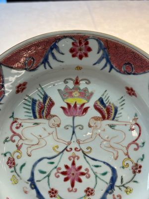 A pair of Chinese famille rose 'winged putti' plates, Yongzheng/Qianlong — foto 5