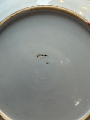 A pair of Chinese famille rose 'winged putti' plates, Yongzheng/Qianlong — foto 7