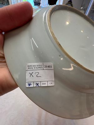 A pair of Chinese famille rose 'winged putti' plates, Yongzheng/Qianlong — foto 8