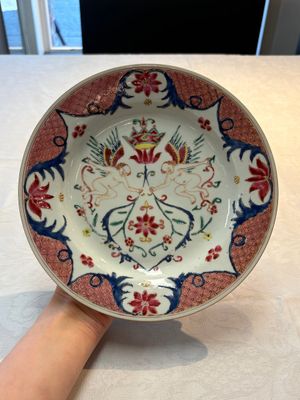 A pair of Chinese famille rose 'winged putti' plates, Yongzheng/Qianlong — foto 9