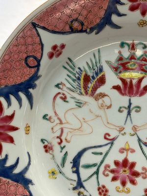 A pair of Chinese famille rose 'winged putti' plates, Yongzheng/Qianlong — foto 10