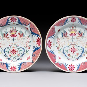 A pair of Chinese famille rose 'winged putti' plates, Yongzheng/Qianlong — foto 1
