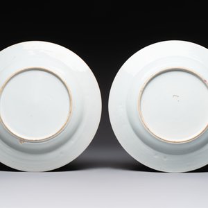 A pair of Chinese famille rose 'winged putti' plates, Yongzheng/Qianlong — foto 2