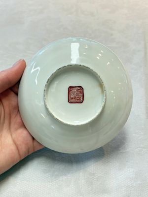 A pair of Chinese famille rose 'Wu Shuang Pu' covered cups and saucers, Tongzhi mark, 19/20th C. — foto 16