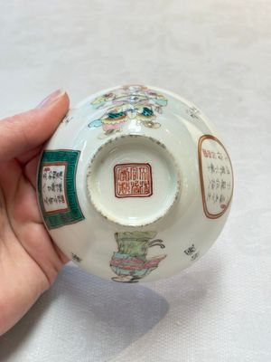 A pair of Chinese famille rose 'Wu Shuang Pu' covered cups and saucers, Tongzhi mark, 19/20th C. — foto 23
