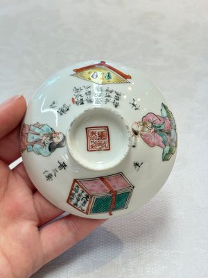 A pair of Chinese famille rose 'Wu Shuang Pu' covered cups and saucers, Tongzhi mark, 19/20th C. — foto 25