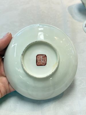 A pair of Chinese famille rose 'Wu Shuang Pu' covered cups and saucers, Tongzhi mark, 19/20th C. — foto 3