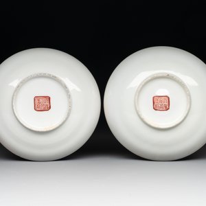 A pair of Chinese famille rose 'Wu Shuang Pu' covered cups and saucers, Tongzhi mark, 19/20th C. — foto 3