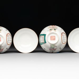 A pair of Chinese famille rose 'Wu Shuang Pu' covered cups and saucers, Tongzhi mark, 19/20th C. — foto 9