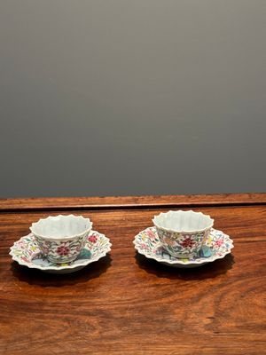 A pair of Chinese famille rose 'Xi Xiang Ji' cups and saucers, Yongzheng — 照片 1