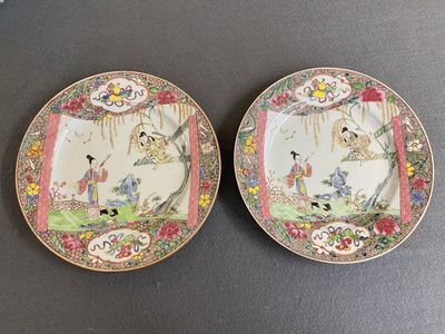 A pair of Chinese famille rose 'Xi Xiang Ji' plates, Yongzheng — 照片 1