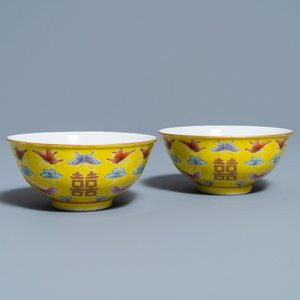 A pair of Chinese famille rose yellow-ground 'butterfly' bowls, Tongzhi mark, 20th C. — 照片 1