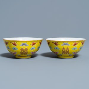 A pair of Chinese famille rose yellow-ground 'butterfly' bowls, Tongzhi mark, 20th C. — 照片 2