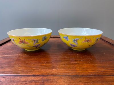 A pair of Chinese famille rose yellow-ground 'butterfly' bowls, Tongzhi mark and of the period — 照片 2