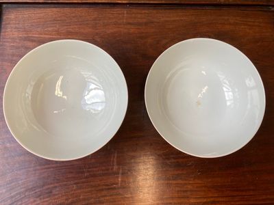 A pair of Chinese famille rose yellow-ground 'butterfly' bowls, Tongzhi mark and of the period — 照片 4