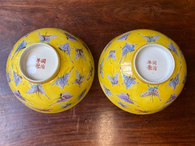 A pair of Chinese famille rose yellow-ground 'butterfly' bowls, Tongzhi mark and of the period — 照片 5