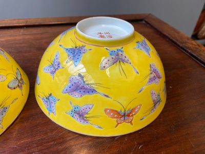 A pair of Chinese famille rose yellow-ground 'butterfly' bowls, Tongzhi mark and of the period — 照片 6