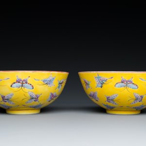 A pair of Chinese famille rose yellow-ground 'butterfly' bowls, Tongzhi mark and of the period — 照片 2
