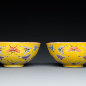 A pair of Chinese famille rose yellow-ground 'butterfly' bowls, Tongzhi mark and of the period — 照片 3