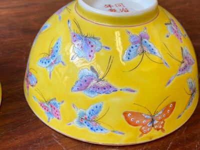A pair of Chinese famille rose yellow-ground 'butterfly' bowls, Tongzhi mark and of the period — 照片 8