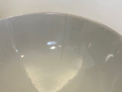 A pair of Chinese famille rose yellow-ground 'butterfly' bowls, Tongzhi mark and of the period — 照片 9
