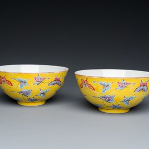 A pair of Chinese famille rose yellow-ground 'butterfly' bowls, Tongzhi mark and of the period — 照片 1