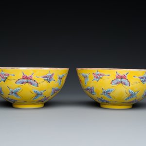 A pair of Chinese famille rose yellow-ground 'butterfly' bowls, Tongzhi mark and of the period — 照片 4