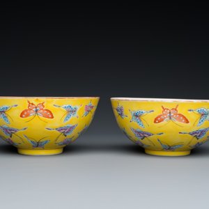 A pair of Chinese famille rose yellow-ground 'butterfly' bowls, Tongzhi mark and of the period — 照片 5