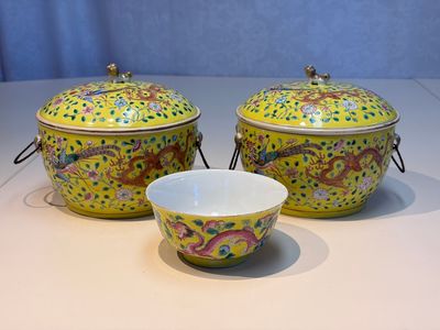 A pair of Chinese famille rose yellow-ground 'Dragon and Phoenix' covered warming bowls and a bowl, Tongzhi marks, 19th C. — 照片 1