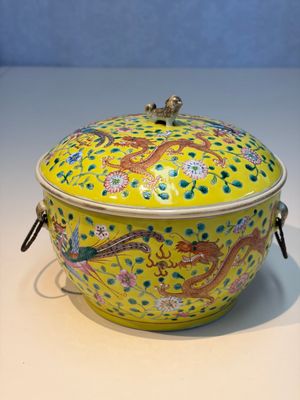 A pair of Chinese famille rose yellow-ground 'Dragon and Phoenix' covered warming bowls and a bowl, Tongzhi marks, 19th C. — 照片 11