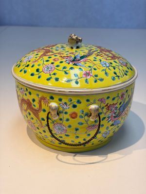 A pair of Chinese famille rose yellow-ground 'Dragon and Phoenix' covered warming bowls and a bowl, Tongzhi marks, 19th C. — 照片 12