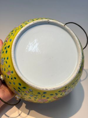 A pair of Chinese famille rose yellow-ground 'Dragon and Phoenix' covered warming bowls and a bowl, Tongzhi marks, 19th C. — 照片 14